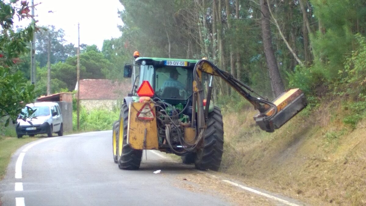 corta_sebes_na_rua_do_varatojo_limpeza_de_bermas